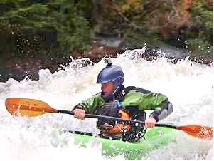 Tim Holland, sur la rivière Des Iles/Lac au Sorcier, classe V, dans le parc de la Mastigouche